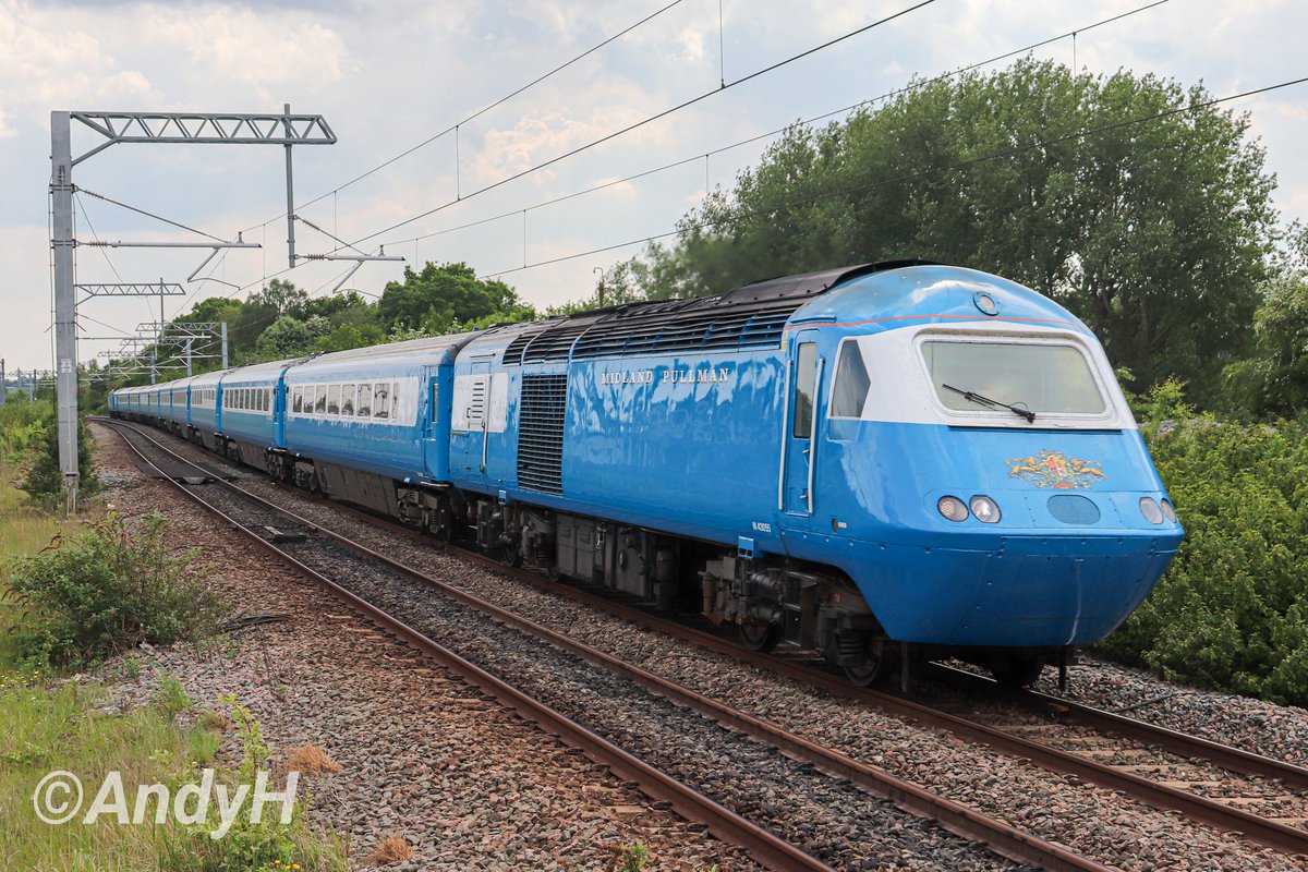 One final look at the @LocoServicesGrp #MidlandPullman as the ECS heads back to base, 43055 leading 5Z46 Cricklewood A to E Sidings to Crewe H.S. seen here powering through Kettering this afternoon with 43047 on the rear. #HST #MML #LSL 12/5/24