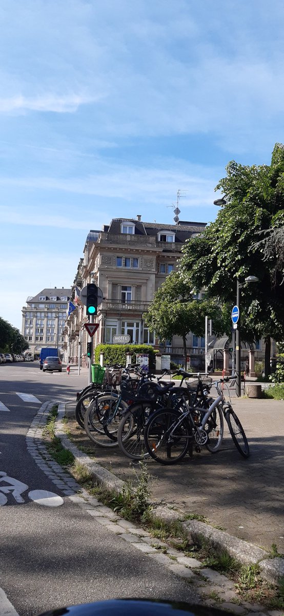 MNicolayCab's tweet photo. 🚲Une ville amie des vélos, c'est aussi avoir des arceaux à tous les coins de rue, et être sûr d'y retrouver son vélo 3 heures ou 3 jours après🚴♂️
#velo #VilleCyclable #infrastructurecyclable #securite https://t.co/OmyM0citys