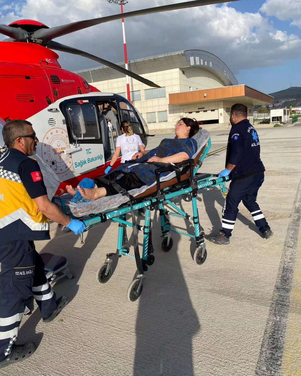 Hakkâri Derecik Devlet Hastanesinde tedavi görmekte olan 27 yaşındaki ,preeklamsi şüphesi olan  hastanın ileri tetkik tedavi için  helikopter ambulans ile SBÜ Van Eğitim Araştırma Hastanesi'ne nakli sağlanmıştır.