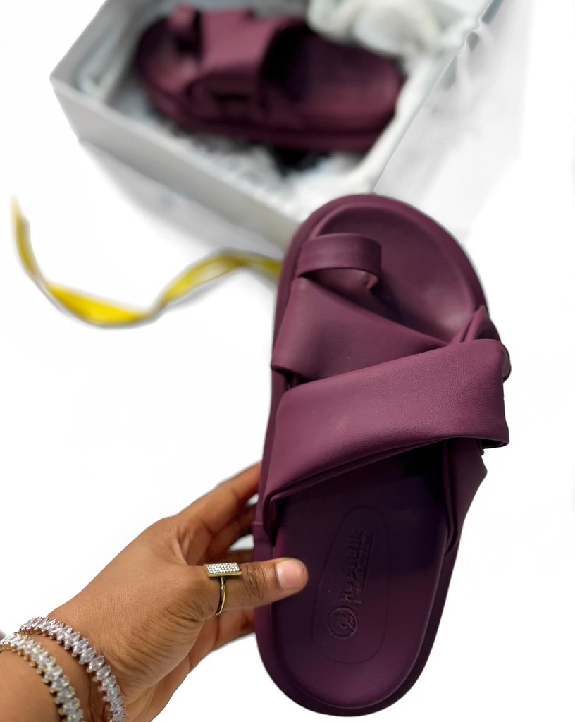 AISE in Grape with a twist 🥰☺️

Height of sole: 1.5 inches
Color in Picture: Grape 

Available to shop in colors of your choice 
Price: N23,500
Up to size 48! 

To order: Kindly send us a dm or click on the link in our bio