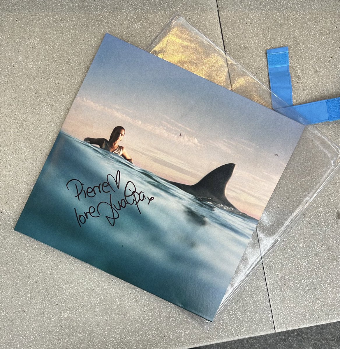 Guys Dua sign my RO vinyl 😭😭