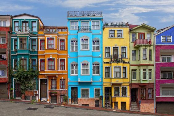 İstanbul yerlisiyim, şehrin turistik yerleri dışında gerçek hazineyi keşfetmeye ne dersiniz? İşte keşfedilmesi gereken 8 yer: Balat ve Fener: Tarihle iç içe, renkli evleri ve sanat dolu sokaklarıyla bir başka dünya.