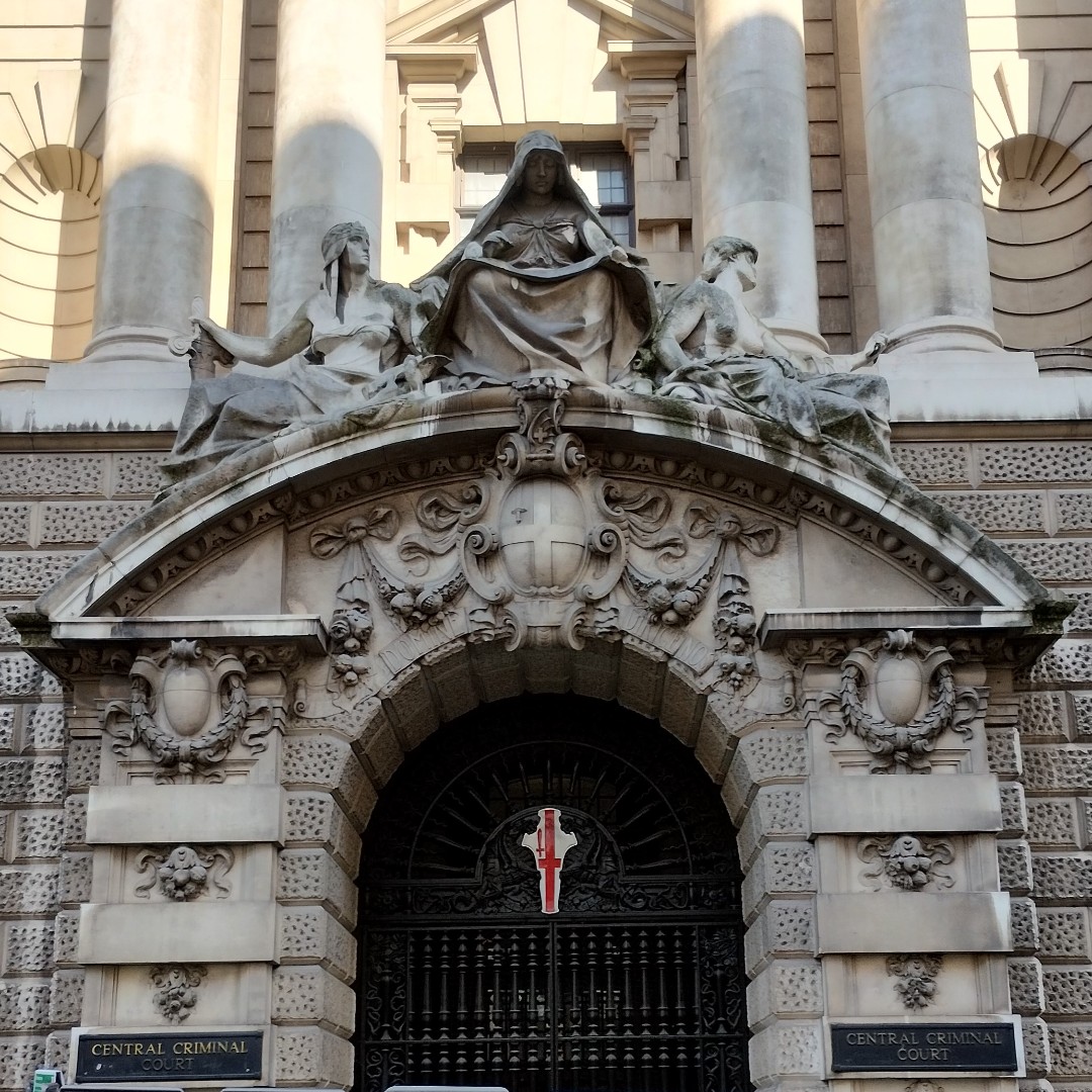 Did you know the 'Old Bailey' in the City, was built in 1907 on the site of the notorious Newgate Prison? Packed with secrets, famous trials, and unexpected artworks, you can go inside & explore the building after hours with official @colguides. 🔗More: bit.ly/3JWYzPm