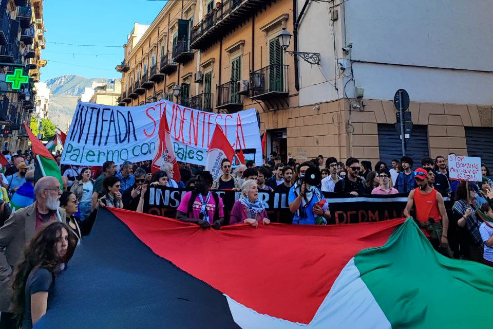 Ieri pomeriggio eravamo in piazza a Roma e Palermo per portare avanti ancora una volta le rivendicazioni del popolo palestinese.
È necessario incrementare il coinvolgimento dei lavoratori e degli studenti.
#frontecomunista  #palestina #palestinalibera #stopalgenocidio #12maggio