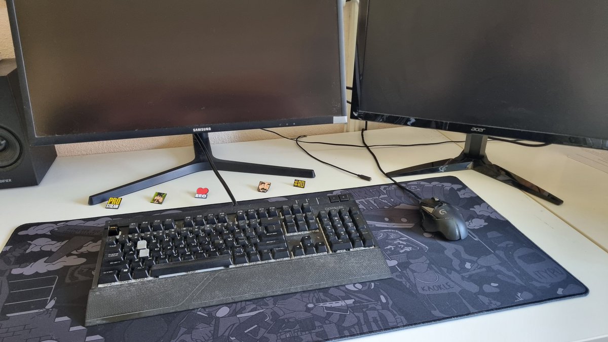 Deksel7_R6's tweet photo. Wat een heerlijke thuiskomer na 2 weekjes Japan. In de brievenbus ligt het pakketje waar ik naar uitgekeken heb, de setup is nu compleet met dank aan @OfficialMorrog . De keycap, pins en muismat zijn echt dope geworden, op naar de volgende 10 jaar. https://t.co/7Ce4x9nHDw