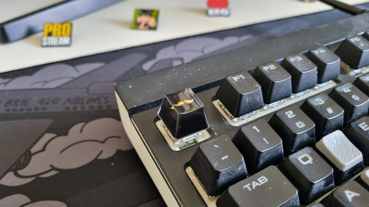 Deksel7_R6's tweet photo. Wat een heerlijke thuiskomer na 2 weekjes Japan. In de brievenbus ligt het pakketje waar ik naar uitgekeken heb, de setup is nu compleet met dank aan @OfficialMorrog . De keycap, pins en muismat zijn echt dope geworden, op naar de volgende 10 jaar. https://t.co/7Ce4x9nHDw