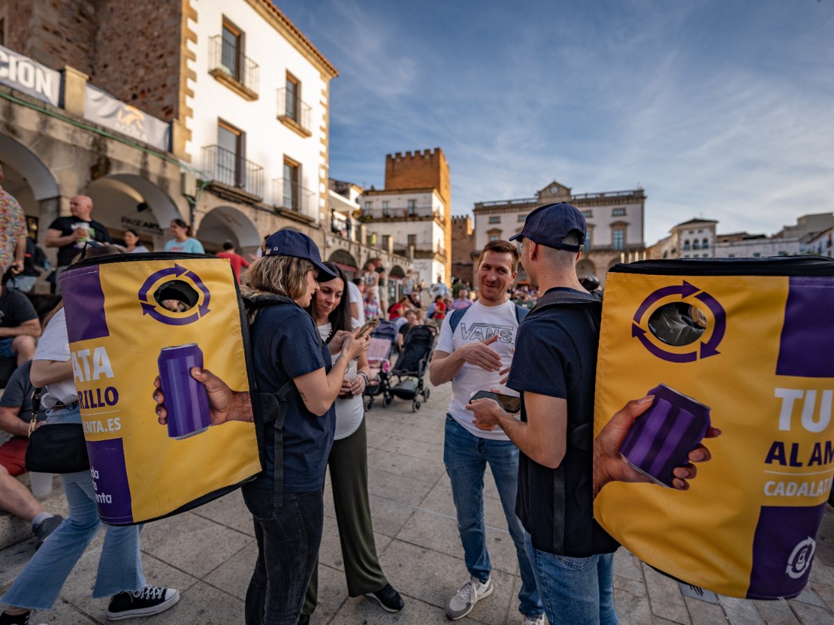 Nuestro planazo de domingo: disfrutar de #womadcaceres @WOMAD_Caceres mientras sensibilizamos a las personas sobre la importancia de mantener limpia la ciudad durante el festival. 💛 #tulataalamarillo