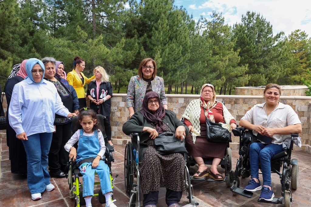 Başkanımız @FatmaSahin şehit ve engellilerimizin anneleriyle buluştu. Fedakarlıklarıyla hayatımıza anlam katan tüm annelerimizin, şehit ve gazilerimizin cefakâr annelerinin gününü kutluyoruz. #AnnelerGünü'nüz kutlu olsun. 🌸