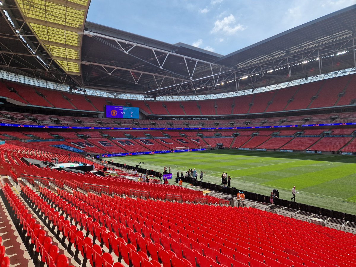 Gorgeous day for the #AdobeWomensFACup final 🏆 Guaranteed 1st time winner on the trophy later, but will it be @ManUtdWomen or @SpursWomen ? ⚽️ All the build-up and LIVE commentary on #Sportsworld from 1330G 📻 @clrafferty1 @mazfaroo with me @BBCWSSport @bbcworldservice