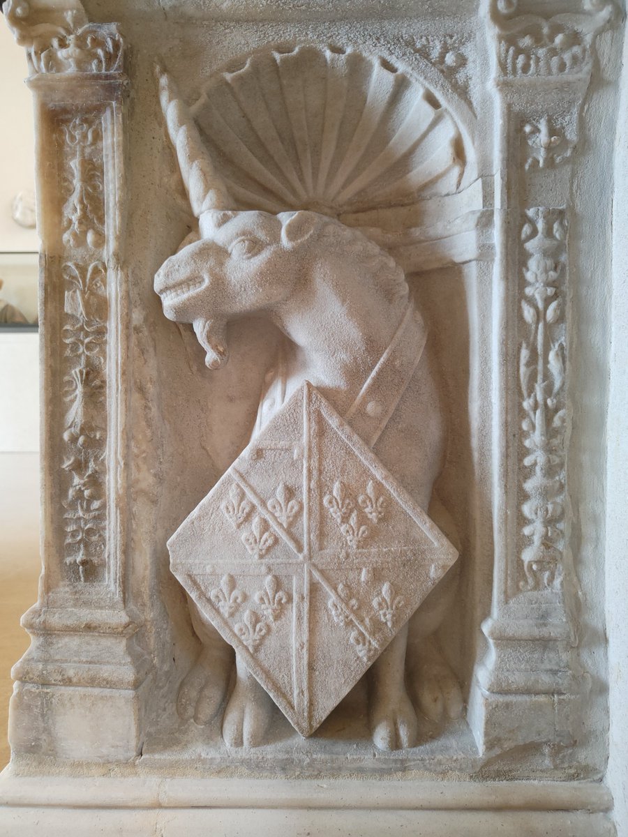 Singulière expression donnée à ce symbole de pureté ornant le tombeau d'une enfant de sept ans.
D'autres références visuelles que les nôtres ?
Monument à Renée d'Orléans-Longueville, v. 1515, Louvre.