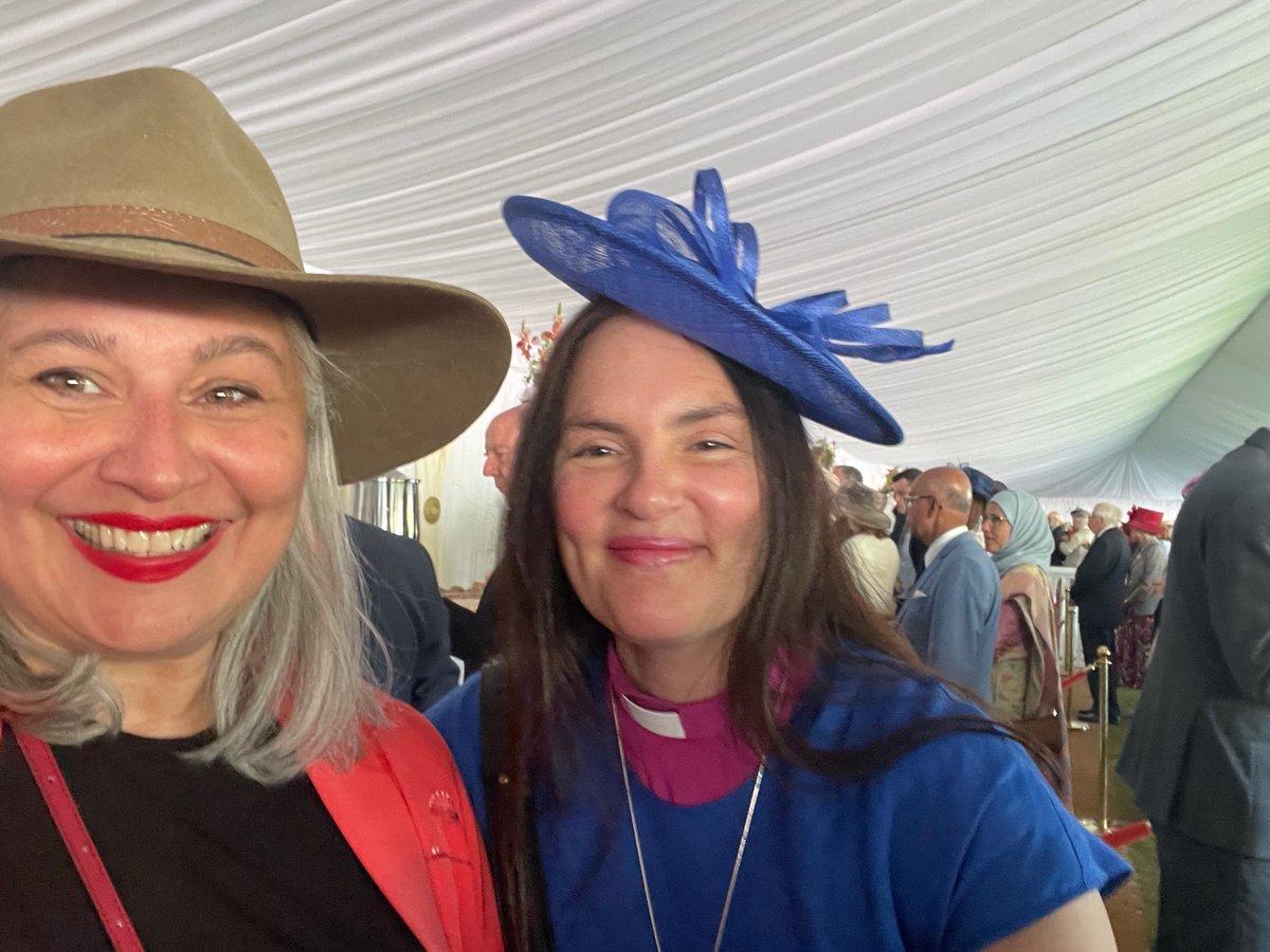 As it's Sunday, saying hello to the Rt Revd @revsophiejelley, the seventh Bishop of Doncaster. I so enjoyed meeting this lovely, charismatic woman at last week's Buckingham Palace garden party. With great passion, she's leading the way with excellent initiatives in Sheffield.👒👋🏽