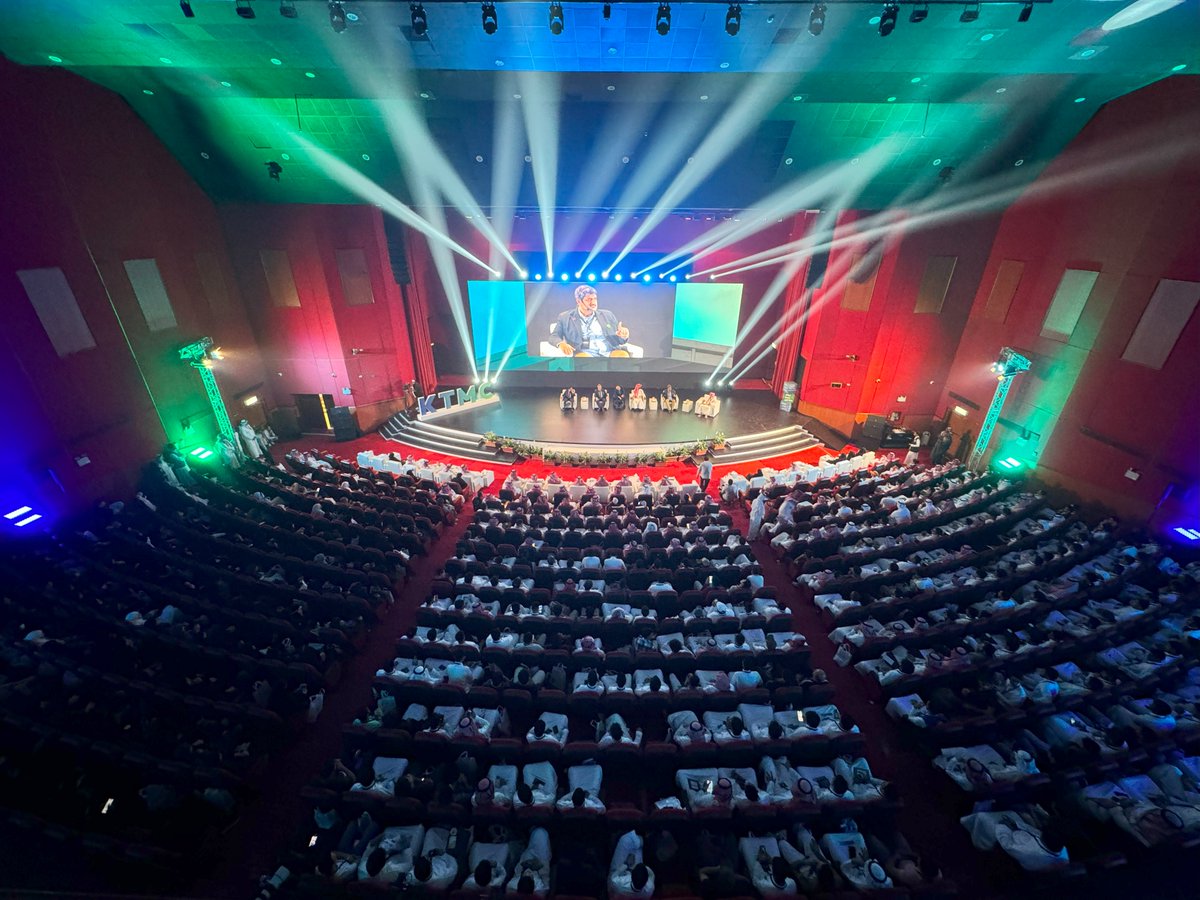 KFUPM's tweet photo. نظَّمَ طلابُنا من نادي توتسماسترز في #جامعة_الملك_فهد_للبترول_والمعادن @KFUPM_TM فعالية "Stage Masters" باستضافة ٤ أشخاص حازوا على لقب بطل العالم في الخطابة، ومتحدث خامس معتمد. تهدف الفعالية إلى تشجيع الطلبة على تعلم فن الخطابة والإلقاء وتطوير المهارات القيادية، بالإضافة إلى الاستفادة من خبرات أبطال العالم في الخطابة، حيث شاركوا قصصَهم الملهمة ورحلاتَ نجاحهم.

#KFUPM