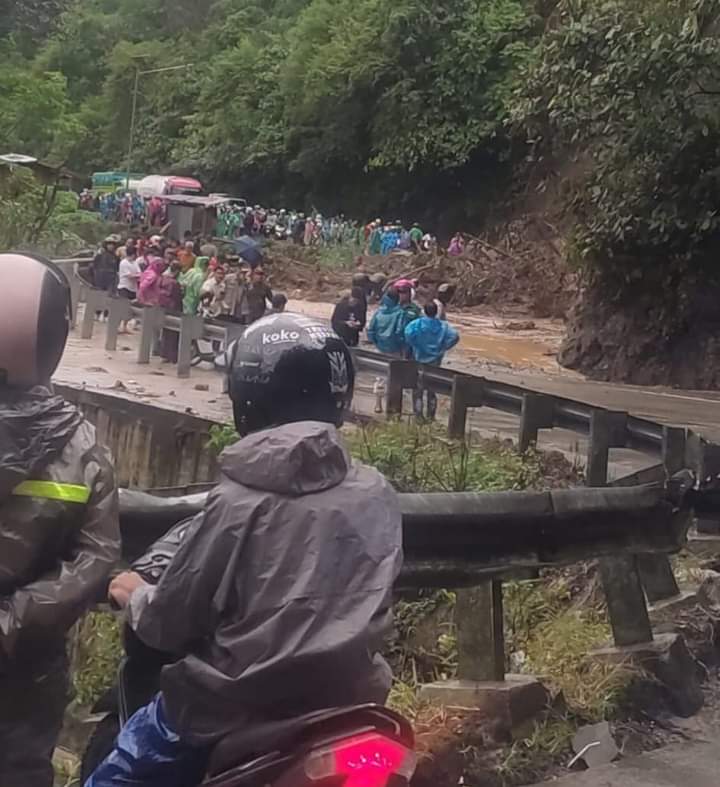 Sitinjau Lawik - Innalilahi wainnailaihi roji'un Situasi terkini di titik longsor sitinjau lauik minggu(12/5) pukul 17.40 WIB. Terlihat gubernur Mahyeldisp sedang berada dilokasi longsor.