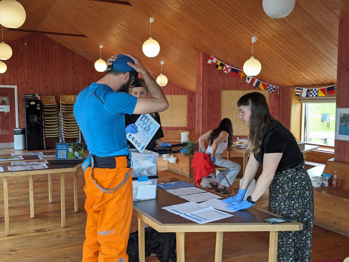 Our volunteer #citizenscientists bringing their sampling kits back to our science hubs #BigWindermereSurvey - lots of engagement and learning today about our vital #freshwaters
