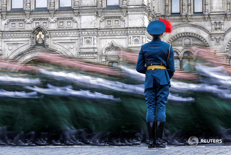 Russian service members march in columns past an honor guard during a military parade marking Victory Day in Moscow's Red Square. More of our top photos of the week: reut.rs/4bfjjhe 📷 Maxim Shemetov