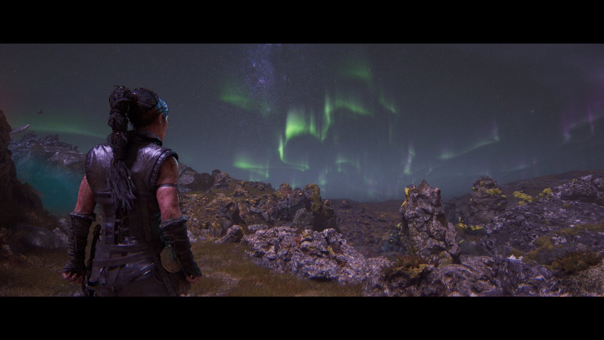 Hellblade II'den kuzey ışıkları manzarası.