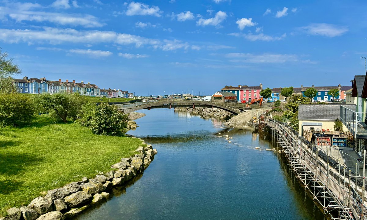 Mae’n fendigedig yn Aberaeron heddi…loado lan a fresh air y môr cyn bwrw nôl i’r ddinas fawr bore ‘fory💙 It’s glorious in Aberaeron today…loading up on fresh sea air before heading back to the big city tomoro morning💙 #Aberaeron🏴󠁧󠁢󠁷󠁬󠁳󠁿❤️