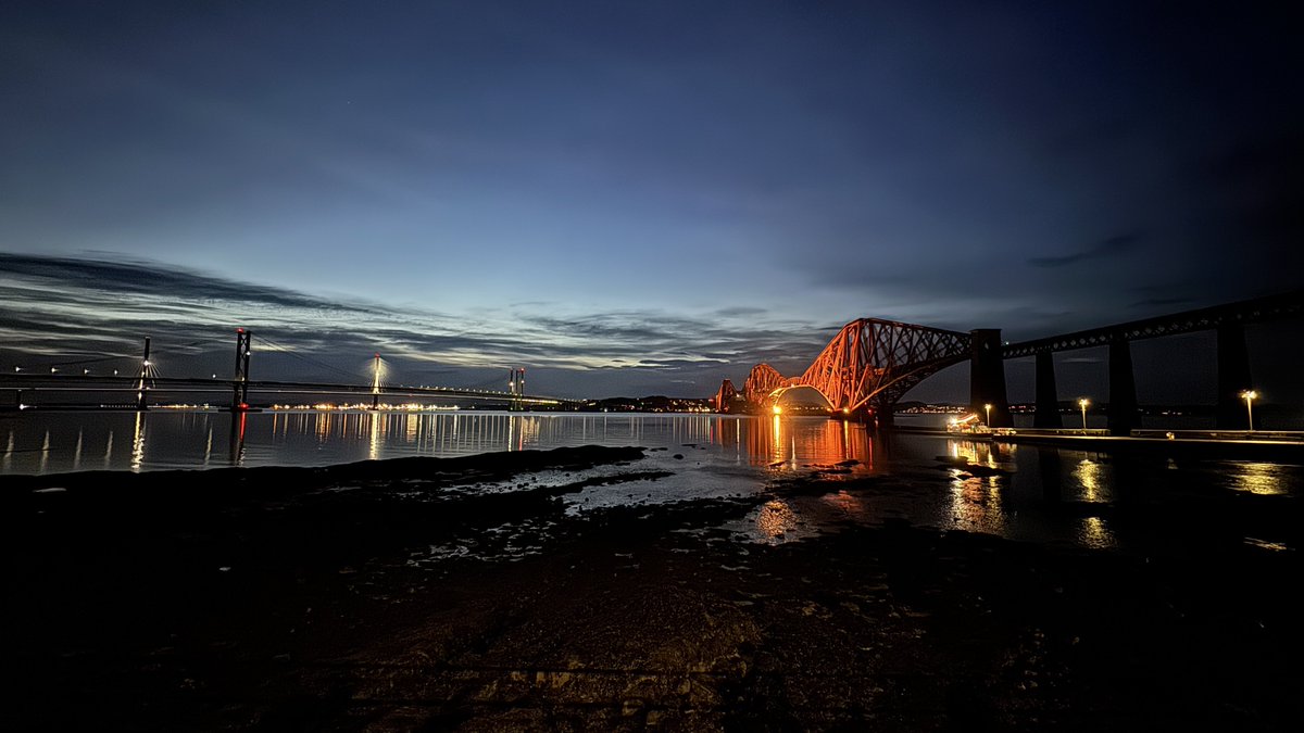 Went out to see if we could see the Northern Lights last night to no avail sadly. Still, got these nice photos of the Forth Bridges 😎