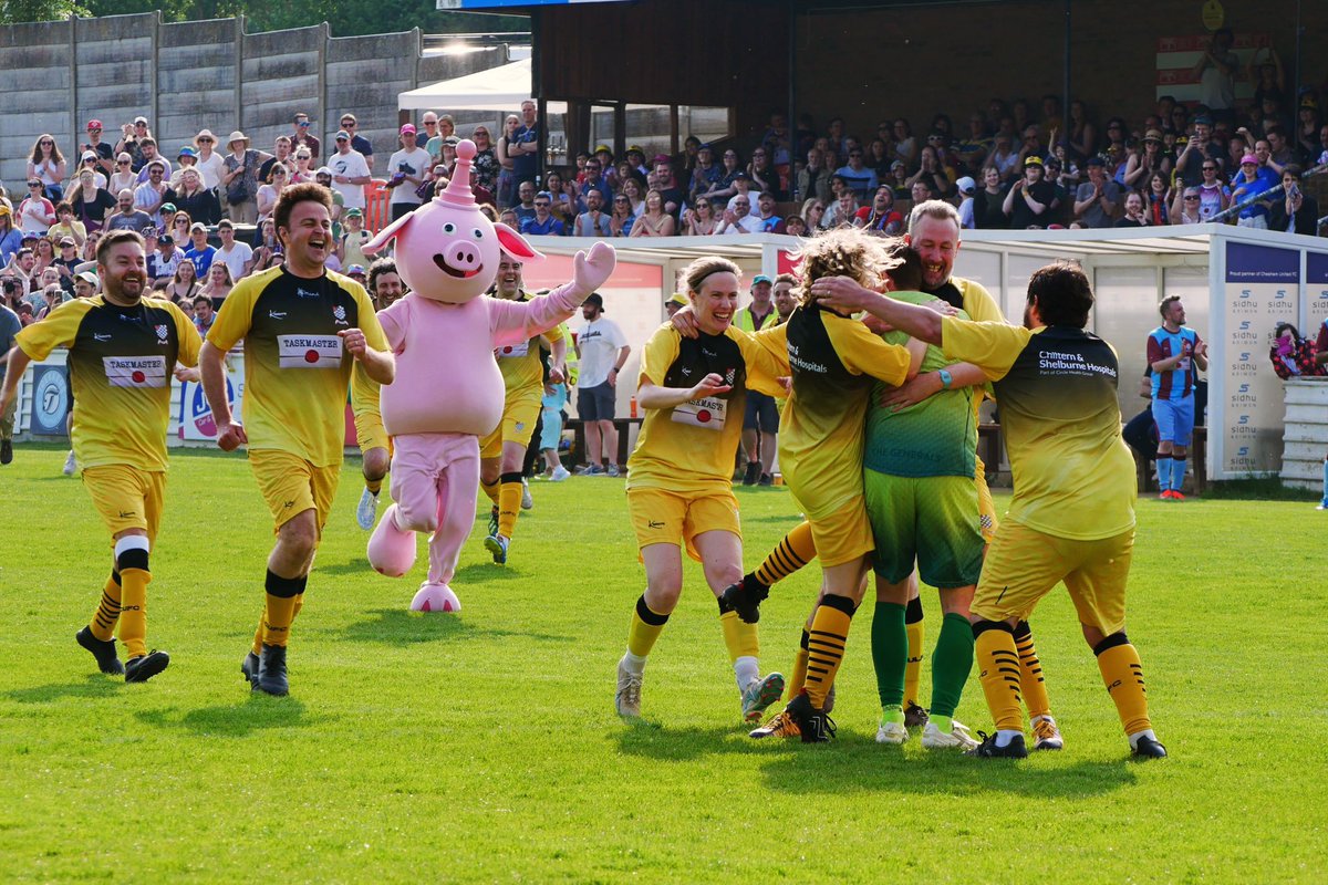 The moment we clinched the title…another brilliant and absurd day, wouldn’t want to play football any other way. Thanks again @AlexHorne and of course the mighty Chesham United FC 💜💙