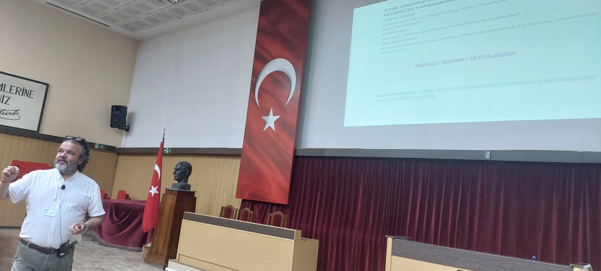 "Psikiyatride Bir Araç Olarak Teknolojinin Yeri" panelimizde Dr. Öğretim Üyesi Ezgi İnce Guliyev moderatörlüğünde Dr. Saffet Murat Tura, Prof. Dr. Kemal Kuşçu ve Doç. Dr. Hale Yapıcı Eser'i dinliyoruz.