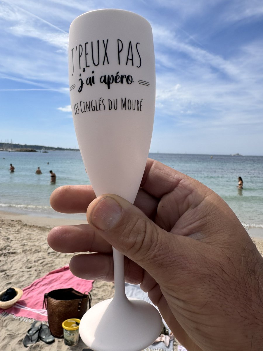 Instant apéro avec un comté 18 mois d’affinage, une tuerie . Merci a Sébastien Populaire de nous avons fait déguster cette merveille #Cannes #CotedAzurFrance @VisitCotedazur