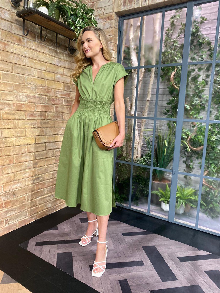 🍀 THE COLOUR OF THE SEASON 💚 We’re painting our wardrobes green this morning with stylist Shirley Lane! Full Details: facebook.com/share/BFYGvZyK… #IrelandAM