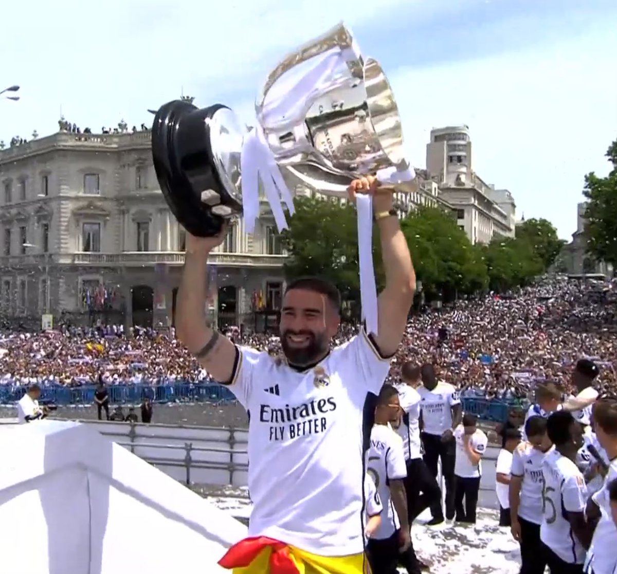 Carvajal with the league trophy 🤍