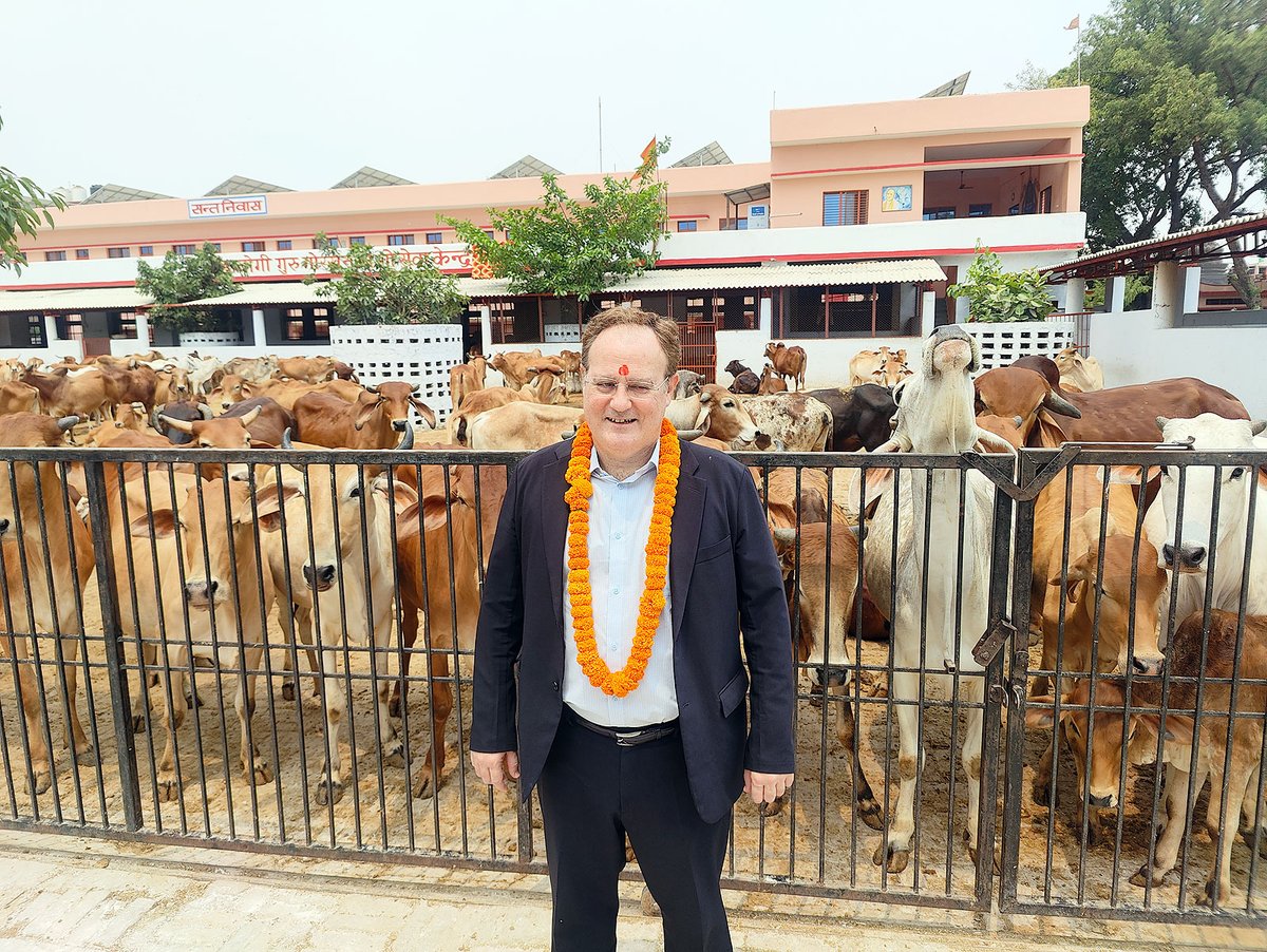 भारत स्थित फ्रांसीसी दूतावास में प्रधान राजनीतिक काउंसलर श्री Laurent Triponey जी ने आज श्री गोरखनाथ मंदिर में शिवावतारी महायोगी गुरु श्री गोरखनाथ जी के दर्शन-पूजन किए। उन्होंने मंदिर परिसर स्थित गोशाला का अवलोकन भी किया।