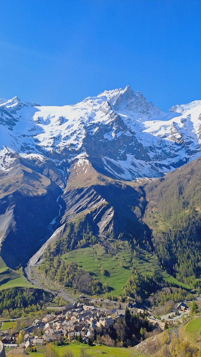 Week-end à la montagne pour se déconnecter et se ressourcer.
#hautesalpes #lagravelameije #alpes #montagne #Francemontagnes