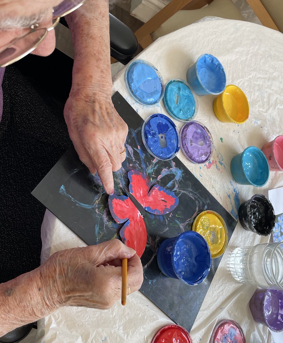Just a couple of lovely ladies at @HC_One #VictoriaGardens #CareHome #Coventry joined me for our #DementiaActionWeek project, painting these fabulous @creativemojo #ForgetMeNots #DementiaActionWeek #dementiaawareness #dementiasupport #artsforall