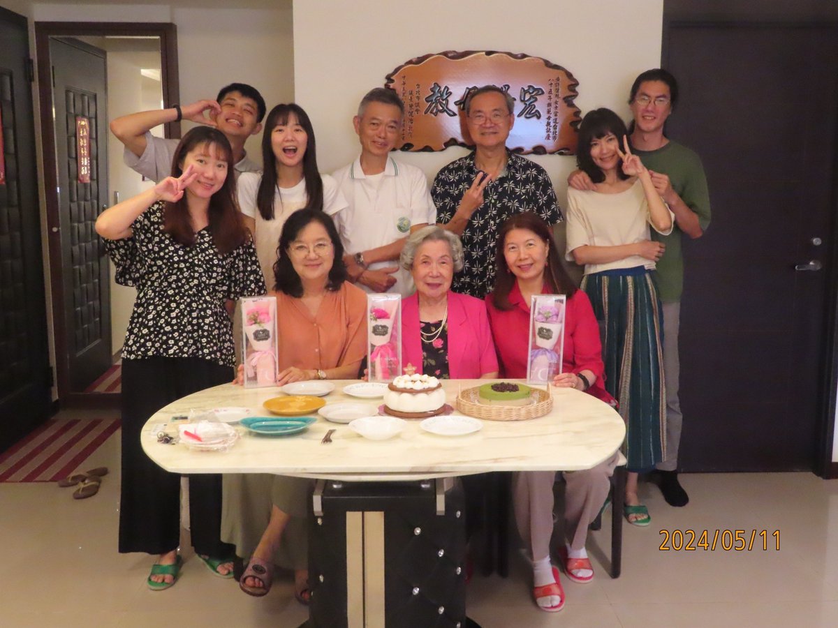 HuangTaiwanorff's tweet photo. 母親節最開心的莫過於跟家人團聚在一起的時刻💐💕🌹
祝福大家母親節快樂🎉🎉🎉 https://t.co/NJ4LtBXlvi