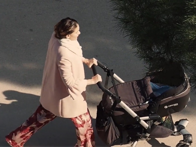 🎬La directora Pili Álvarez da forma en 'Puerperio', a través de un montaje de gestos y sonidos cotidianos, a la etapa inicial de su primera maternidad. Con su cámara intenta discernir entre el impulso maternal y el creativo👇 cinetecamadrid.com/programacion/p… #Estreno📍#CinetecaMadrid