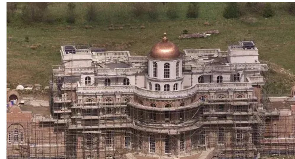 Take a look at the mind blowing abandoned £40million mansion that's even  bigger than Buckingham Palace 🤔
#BUCKINGHAMSHIRE