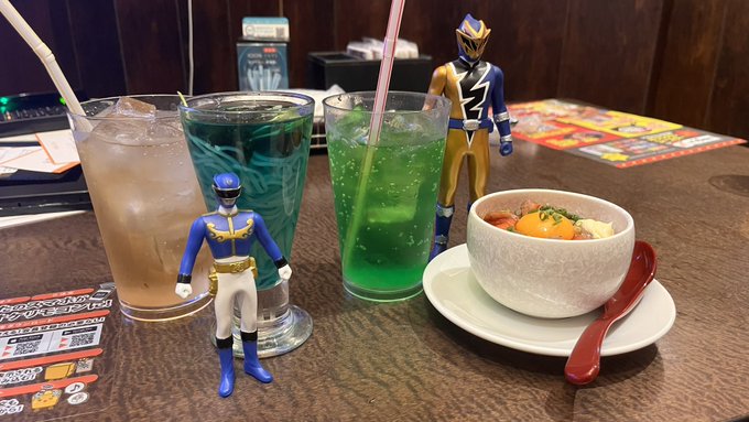 「飲み物 テーブル」のTwitter画像/イラスト(新着)