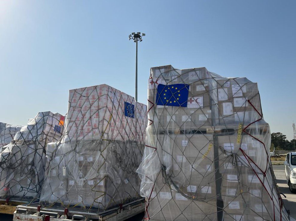 As our partners are responding to the recent floods in Afghanistan, the EU Humanitarian Air Bridge to the country has resumed. Today, a new flight landed in Kabul, bringing more than 97 tonnes of medical and other vital supplies for 13 humanitarian organisations. ✈️🇪🇺