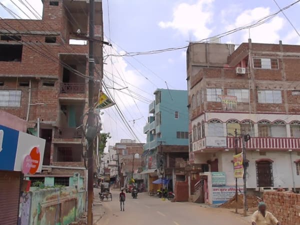 Look at the picture and guess! 
 
Q: What should be the price of land on this narrow lane, with rather shabby buildings, in #Bhagalpur #Bihar? 

A) ₹ 2,500 / sq ft
B) ₹ 5,000 / sq ft
C) ₹ 10,000 / sq ft
D) ₹ 15,000 / sq ft

#RealEstate #India #IndiaRealEstate #IndiaProperty