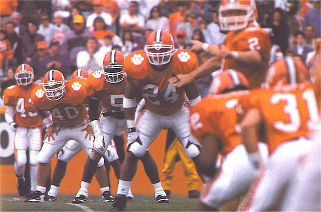 May 13th Clemson Historic Picture And Trivia Question Of The Day: 1994 Kickoff During Tommy West's Tenure youtube.com/watch?v=GHP-4b… 1994 football season and Nelson Welch preparing to kick off vs. Wake Forest on October 29th. tigerpregameshow.blogspot.com/2024/05/may-13… #clemsonfootball🏈