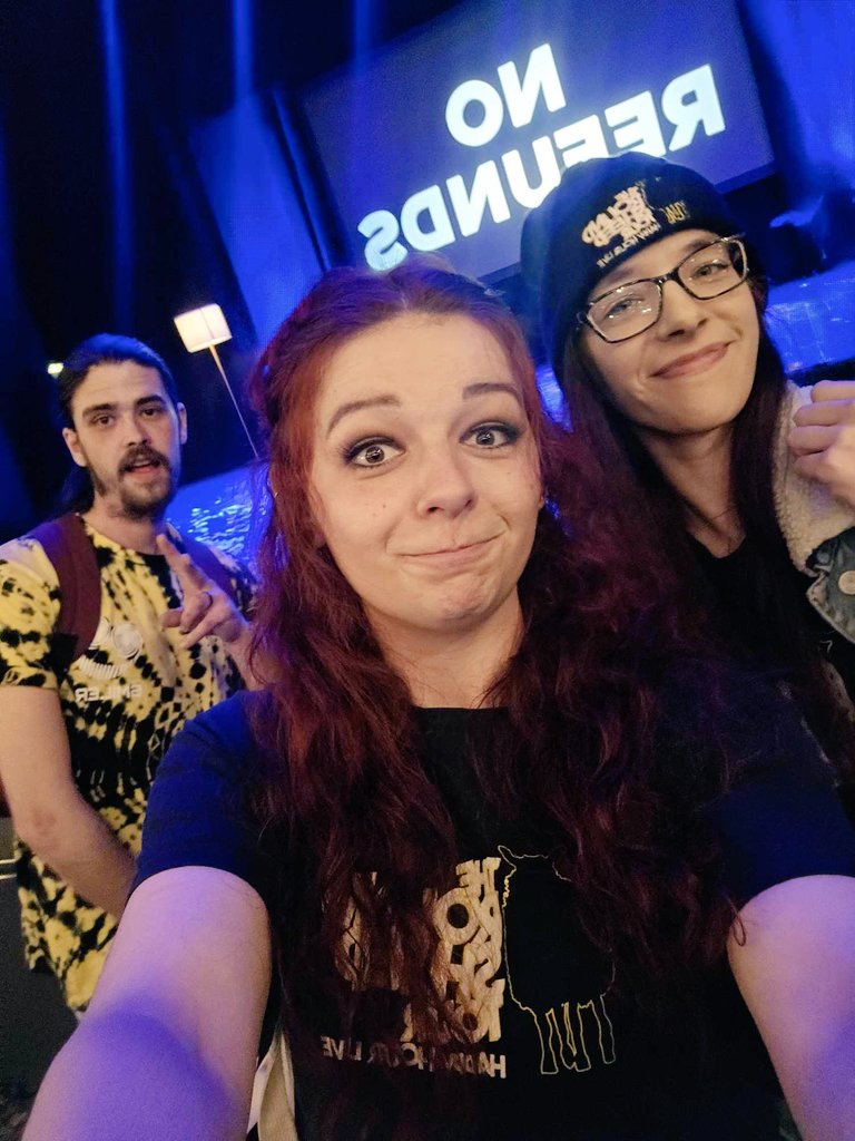 Some from @JaacksHappyHour last night 💛 Show was amazing, gutted we could meet @AlfieIndra and @RobbieKnox but we had to sprint to the train which was then delayed by half an hour anyway 😭 Thanks for a great night guys! @Jaack @Stevie11White