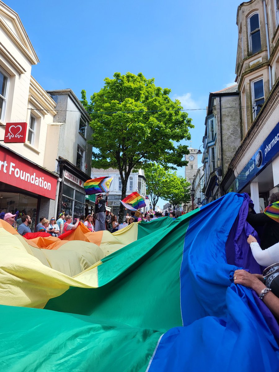 Fab time today at Redruth Pride while down in Cornwall for @QueerBritain. Longest pride flag in the country paraded expertly round the town. Lovely to see so many families and businesses join in. Well done @CornwallPride!
