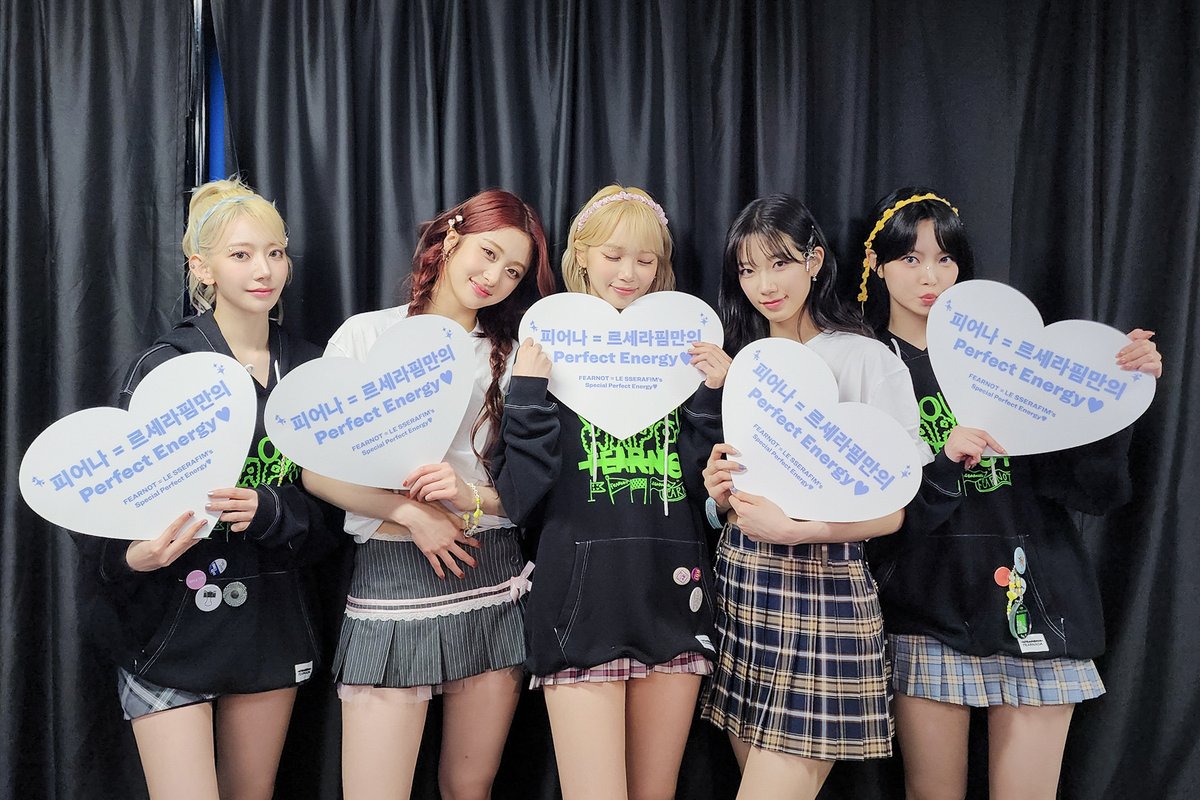 [#오늘의르세라핌]
240512 @ LE SSERAFIM FAN MEETING 'FEARNADA' 2024 S/S - SEOUL

피어나 = 르세라핌만의 
Perfect Energy💙
피어나 이틀간 함께해줘서 정말 고마~우우!!

#LE_SSERAFIM #르세라핌
#FEARNADA