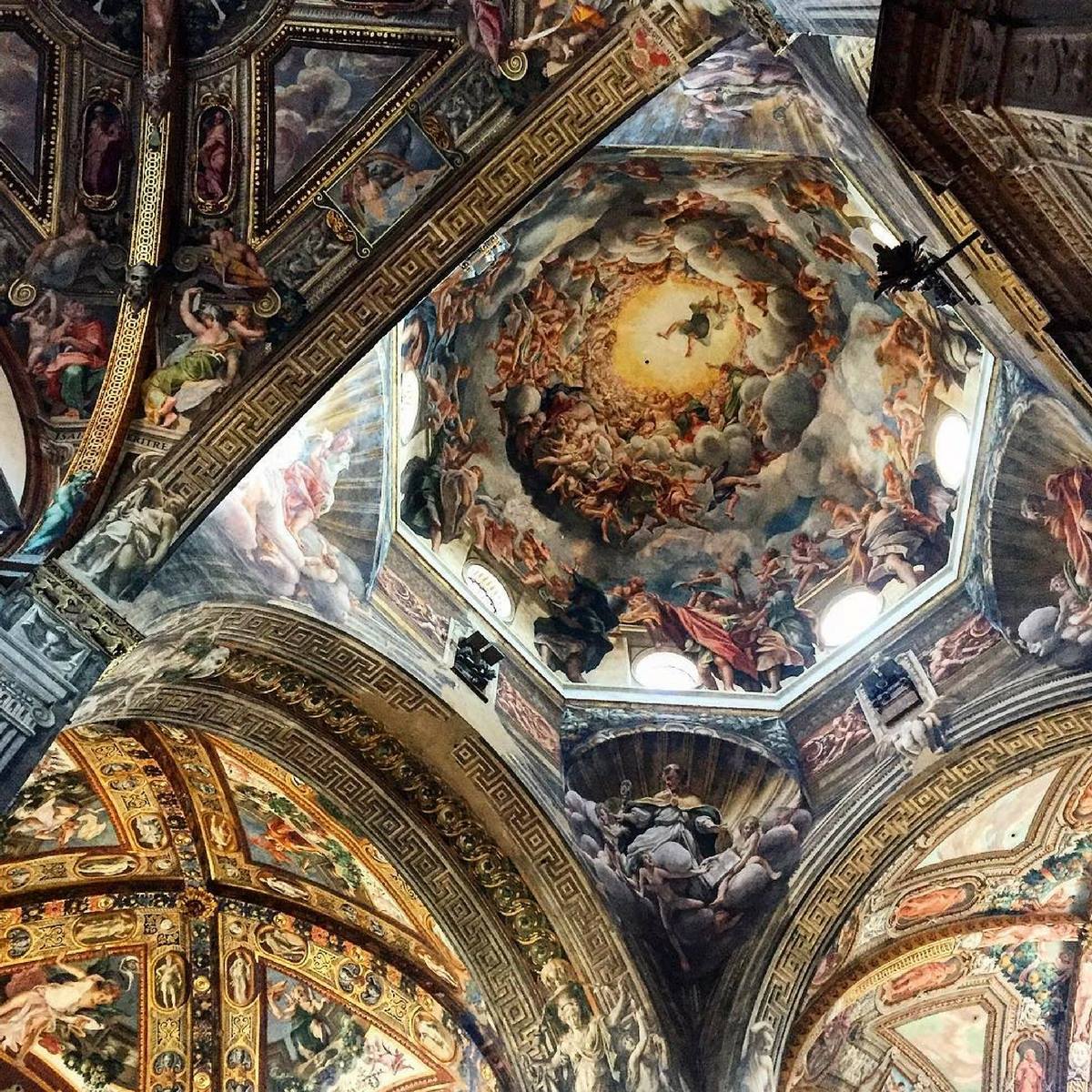 🤩All'interno della Cattedrale di Parma si trova uno dei capolavori assoluti della nostra storia dell'arte rinascimentale: l'Assunzione della Vergine opera del Correggio.