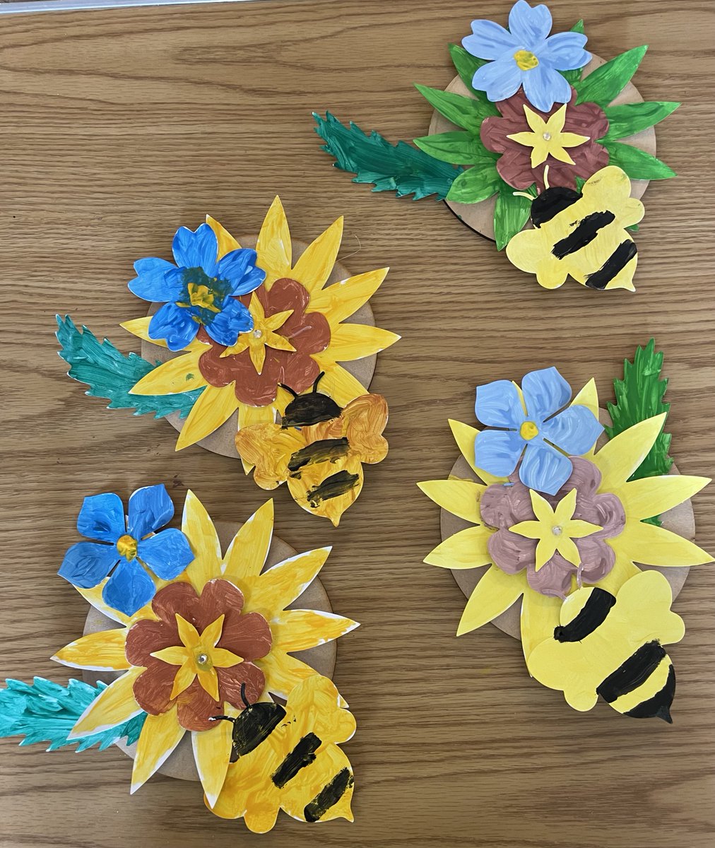 Fab morning at #CoundonCareSeniorsClub #Coventry, painting @creativemojo🌻Sunflowers🐝Bumble Bees for #WorldBeeDay 20May & a #ForgetMeNot for #DementiaActionWeek 13-19 May. With 25 Club regulars taking part, we had a really busy morning🥰 @DementiaFriends #DementiaCafe #community