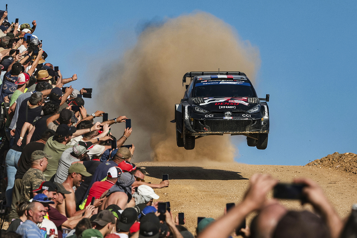 Victoire pour Ogier ! La 2e cette saison, mais aussi la 6e au Portugal, nouveau record sur cette épreuve. Podium complété par Tänak et Neuville (scratch dans la PS pour le Belge) rallye-sport.fr/es22-portugal-…