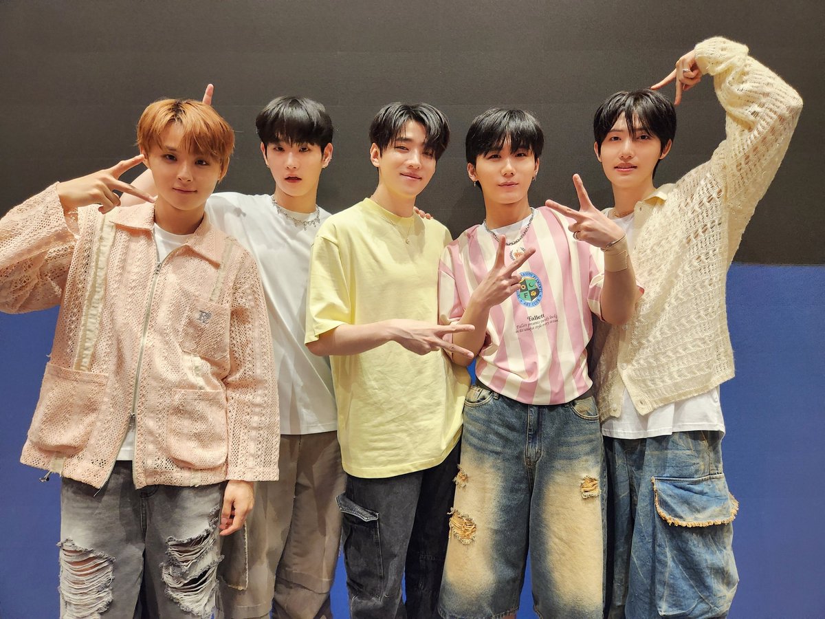 [📸] 240512 메이크스타 팬사인회

✍️🐰🐹🐱🐻🦊🫶

#DKZ #디케이지
#REBOOT
#LikeaMovie