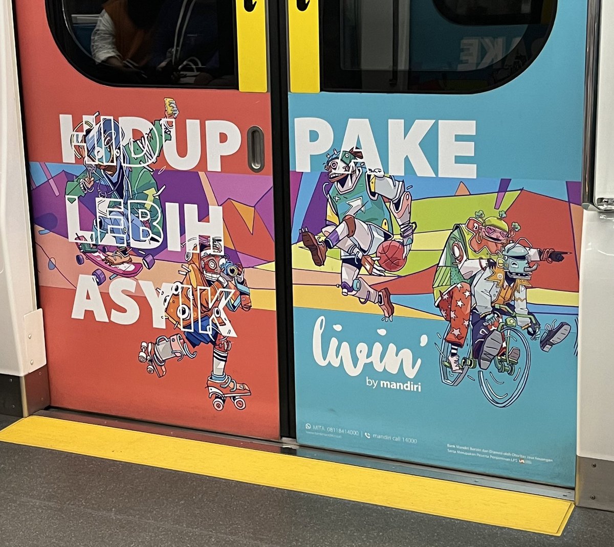 Bacanya gimana:

A. HIDUP PAKE LEBIH ASYIK 
B. HIDUP LEBIH ASYIK PAKE