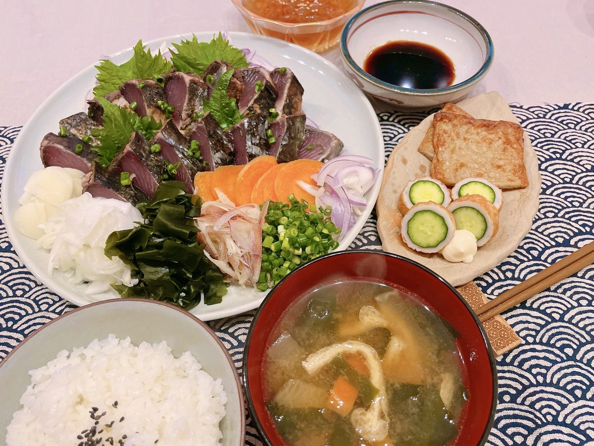 Aya_O7ll's tweet photo. 夕飯 ❯❯ 薬味増し増しの鰹のたたき
高知のちくわでちくきゅーとくれ天、鰹出汁のところてん❁⃘*.゚
この間、高知に帰った時に黒潮工房さんでお願いした鰹のたたきセットが届いた🤩👏👏✨
高知木材の箸置きも使って✧*。
今日は高知ごはんで満喫!本当に美味しかった!!
#AyaMem #おうちごはん https://t.co/ZN3gp0bl81