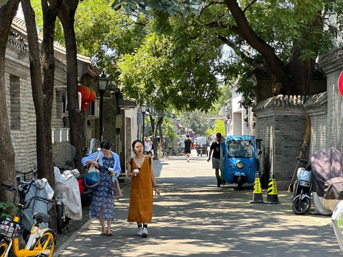 Walk the alleyways of #Beijing with our new interactive map. We’ll head to “hidden” spots that savvy Beijingers cherish, from local Mongolian noodle shops to cricket markets to community theaters: storymaps.arcgis.com/stories/b98919… @PaulSalopek @HarvardCGA #China #EdenWalk