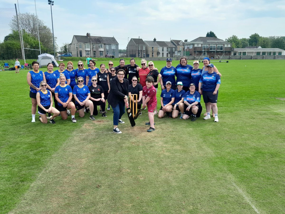 Great to come and support the local women’s softball cricket league @GowertonCricket this afternoon! Great bunch of women playing @ClydachCC & @GorseinonCC 💪🏏 and men supporting too! @Womeninsport_uk @sportwales