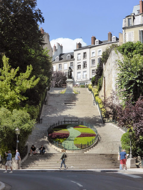 Mon banc dominical / My Sunday Bench... On the Denis-Papin staircase in Blois a view that changes annually. @Pauline_Nollet @GaiaGR36 @JusteCentriste @ElfieNeuberger @DocArnica @MyFaveBench @PF33160 @DELARUEEm @Salerpipopette @so_tourisme @philippepoustis @PuthonM @Slygardy @67PJ