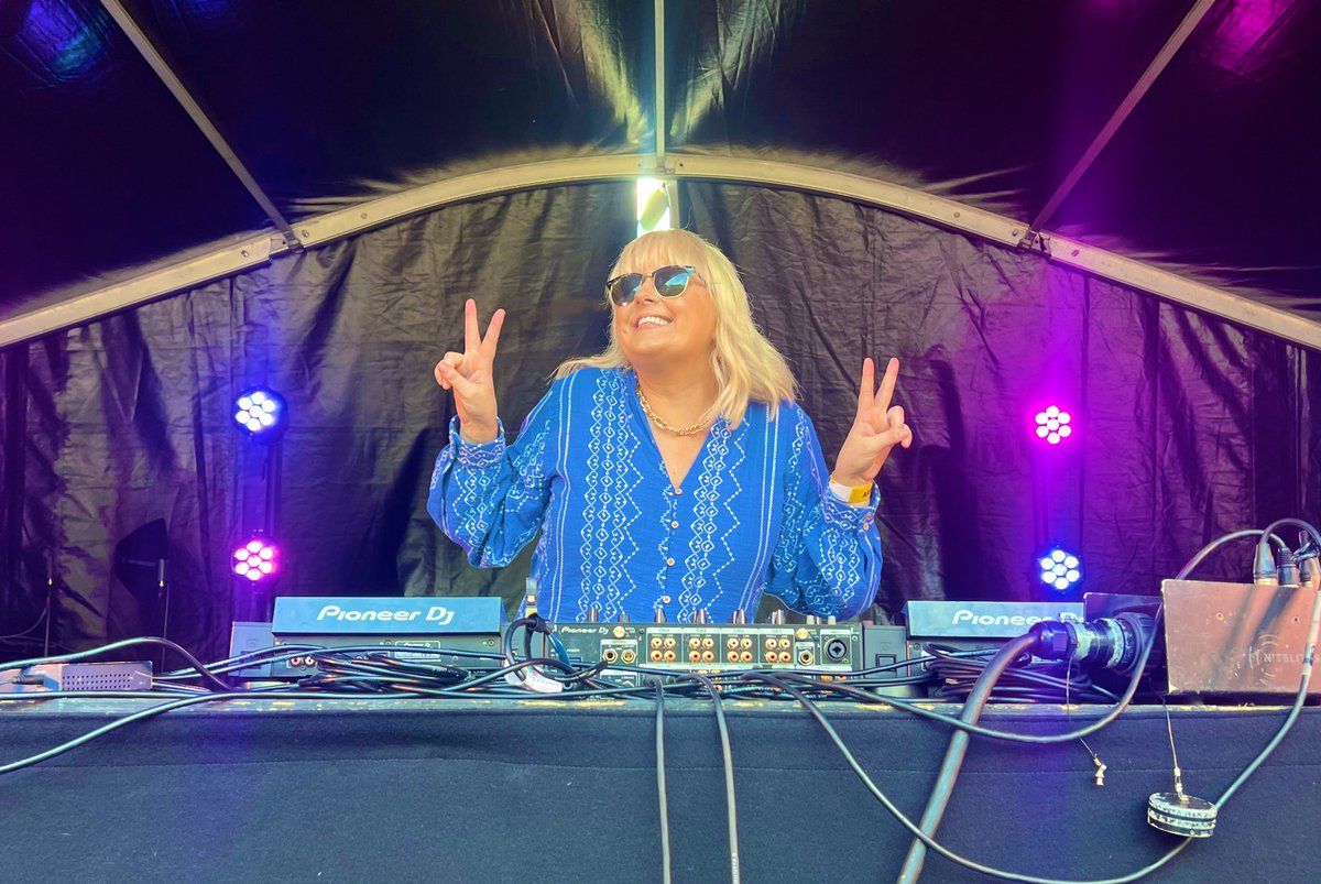 A huge thank you to @HackerTDog and @KatieThistleton for playing my stage at Highest Point Festival. A brilliant crowd and a lot of surreal craziness @HighestPoint_